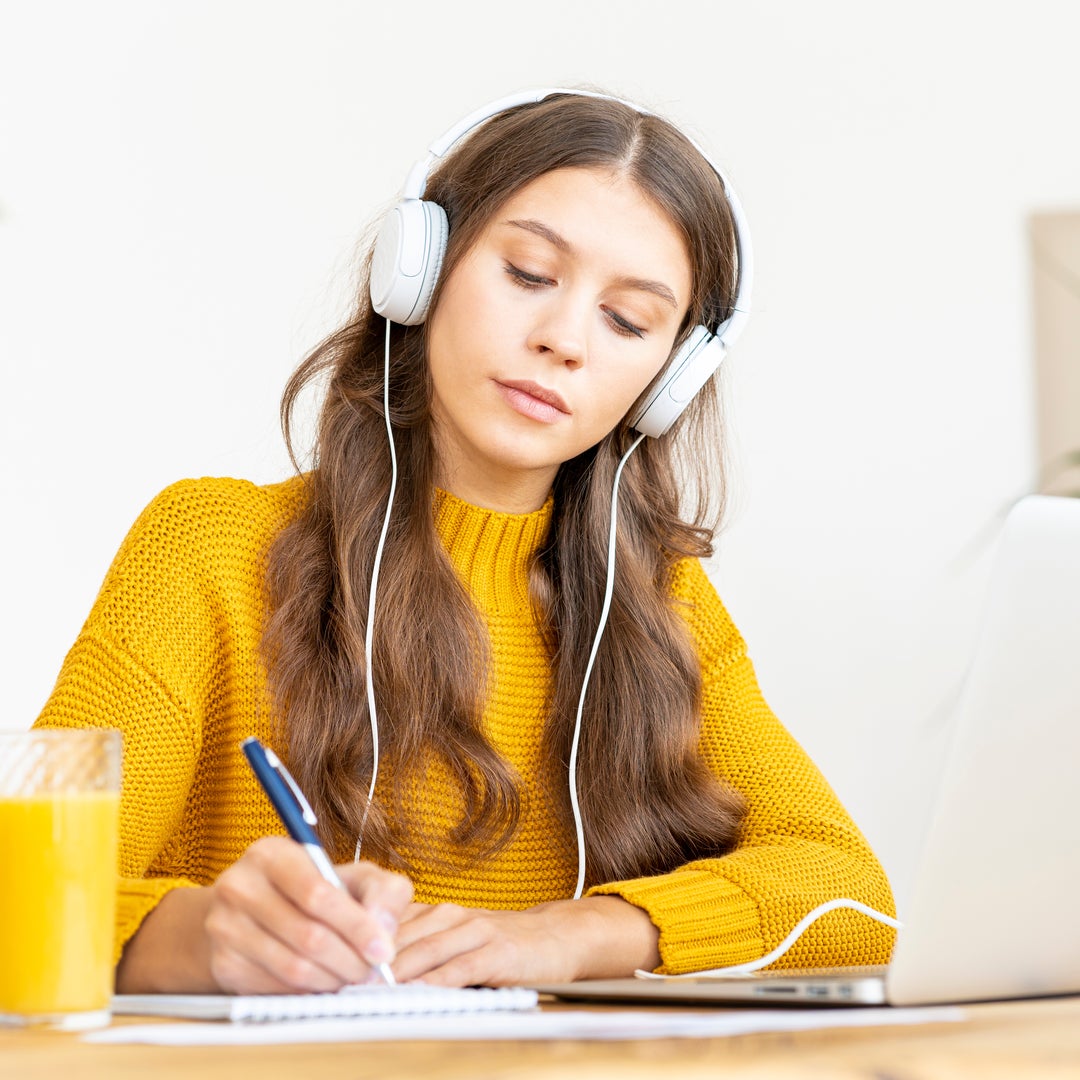 Image of Are you looking for a way to make extra income but don’t necessarily have a lot of time? Here are 4 passive side hustle ideas to consider. 
